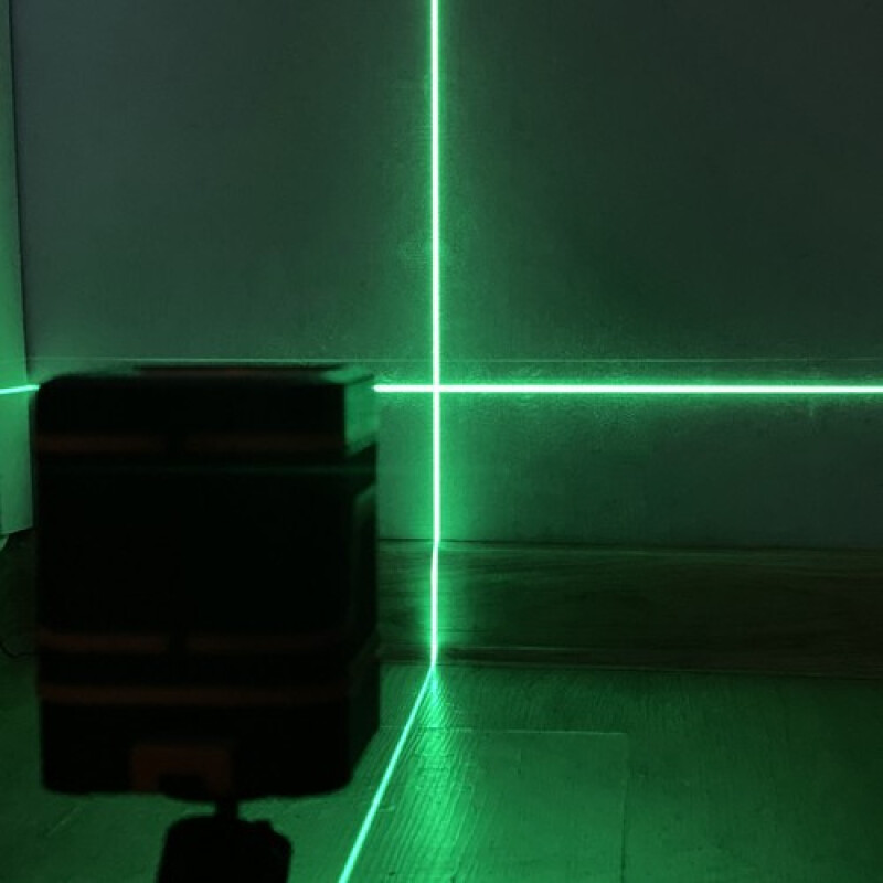 Roheline ristlaseriga lood koos isenivelleerimisega