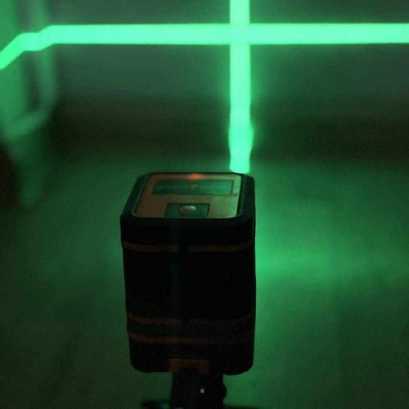 Roheline ristlaseriga lood koos isenivelleerimisega